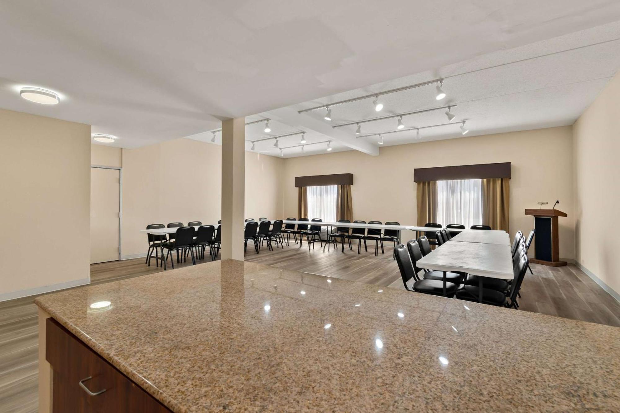 Ramada By Wyndham Harrisburg/Hershey Area Bagian luar foto