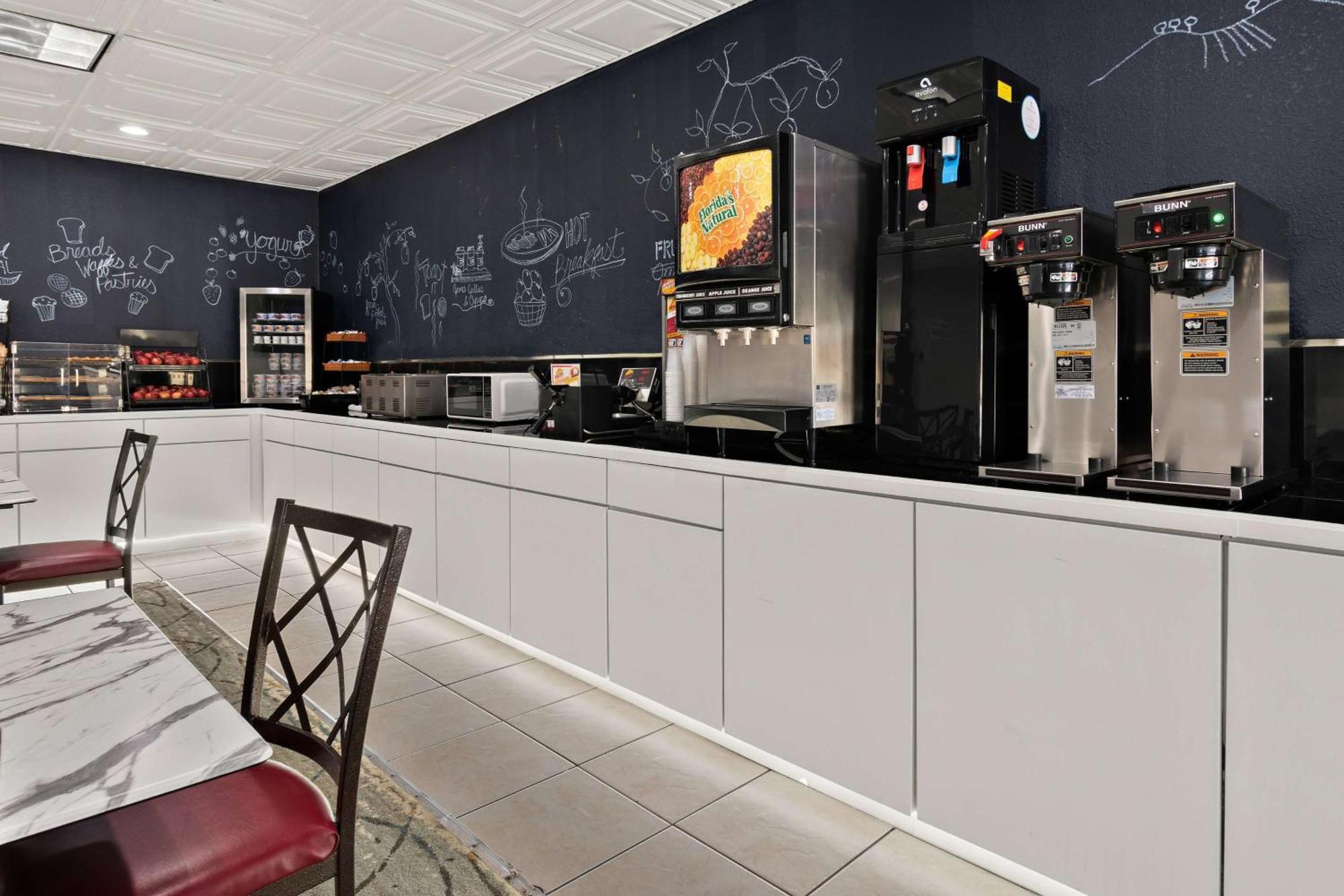 Ramada By Wyndham Harrisburg/Hershey Area Bagian luar foto