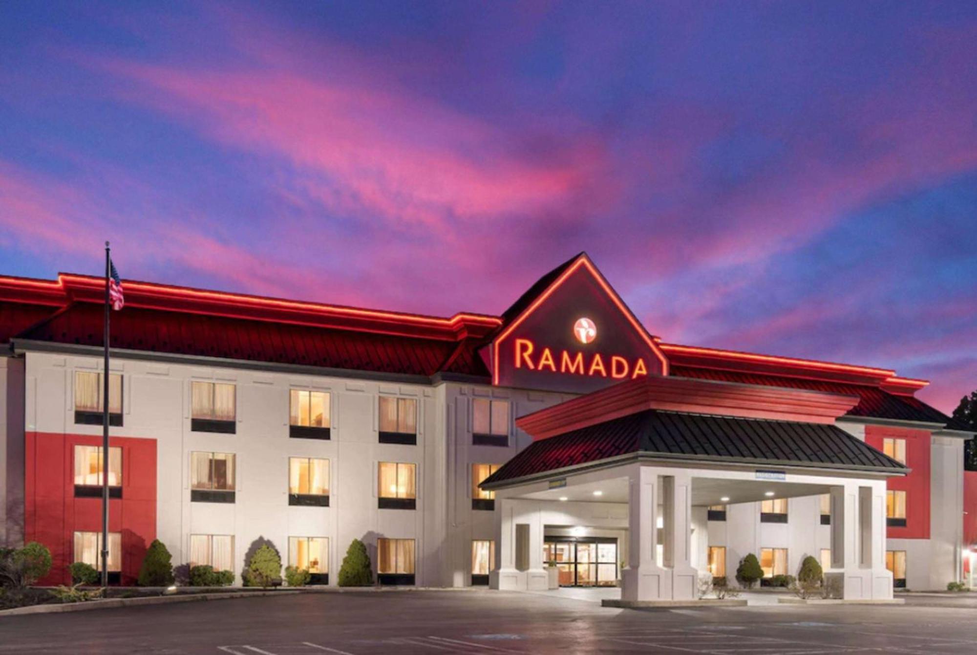 Ramada By Wyndham Harrisburg/Hershey Area Bagian luar foto