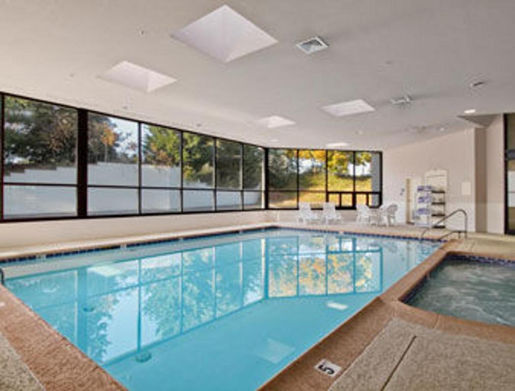 Ramada By Wyndham Harrisburg/Hershey Area Bagian luar foto